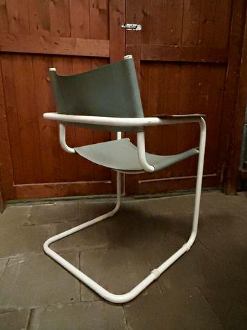 4 Vintage Stoelen - Wit Metaal & Grijs Leer beschikbaar voor biedingen
