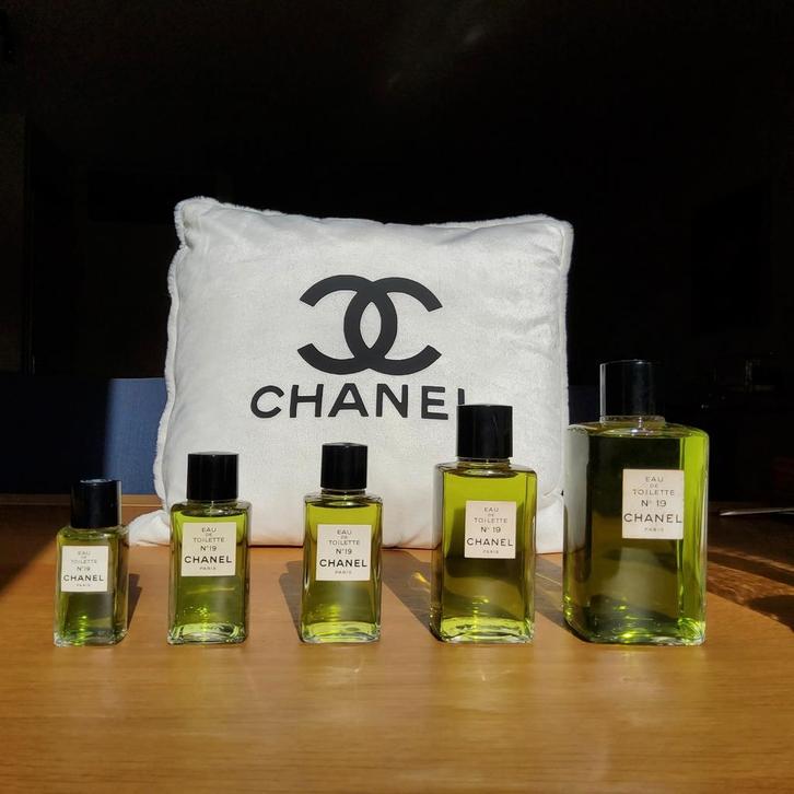 Chanel N 19 Eau de Toilette. Set van 5 Decoratie flessen., Verzamelen, Parfumverzamelingen, Nieuw, Parfumfles, Gevuld, Verzenden