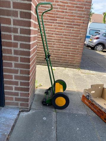 Gazonbeluchtiger/Verticuteer machine, hand geduwd nieuw beschikbaar voor biedingen