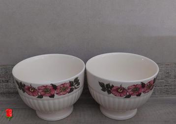 Wedgwood Briar Rose 2 grote suiker-bakjes op voet 9,5 cm beschikbaar voor biedingen