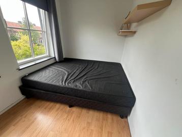 Gratis af te halen: Zwarte boxspring met matras (200x165 cm)