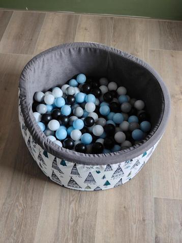 Leuk ballenbad voor kinderen met ca. 200 ballen beschikbaar voor biedingen