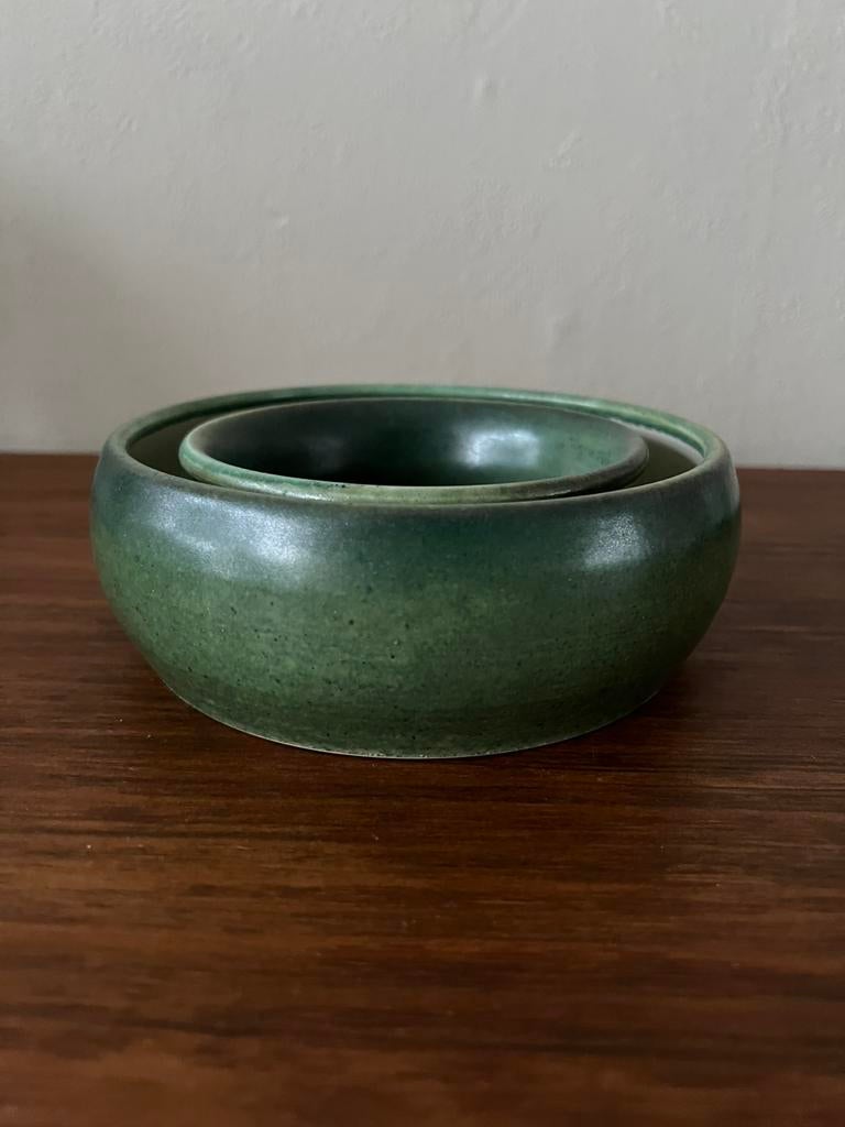 Vintage ringvaas handgemaakt keramiek groen ronde vaas retro, Huis en Inrichting, Overige kleuren, Aardewerk of Porselein, Ophalen of Verzenden