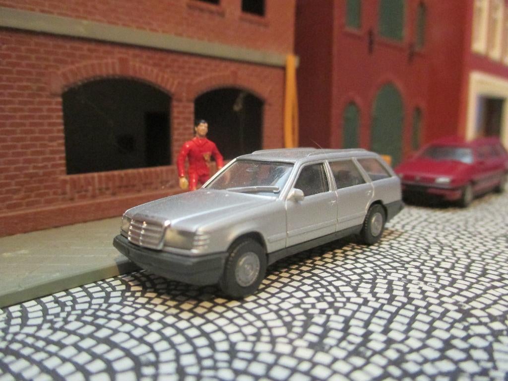 1985-1989 Mercedes Benz S124 Touring - Herpa grijsmetallic 1, Hobby en Vrije tijd, Modelauto's | 1:87, Ophalen of Verzenden, Gebruikt