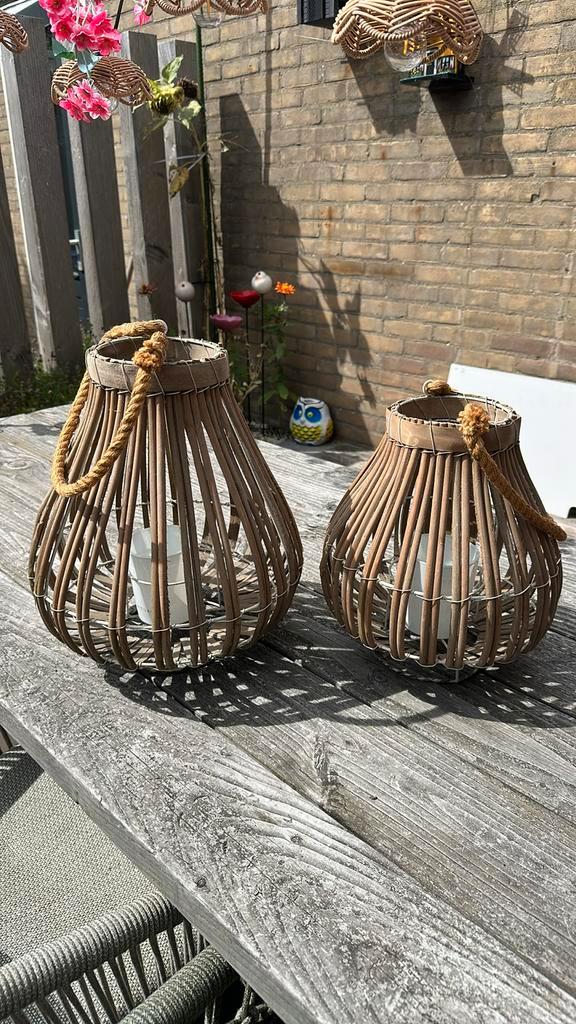 2 stijlvolle peervormige kandelaars van rotan, Huis en Inrichting, Woonaccessoires | Kandelaars en Kaarsen, Gebruikt, Kandelaar