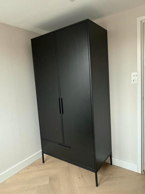 Woood Adam Kledingkast 2-deurs - Zwart, Huis en Inrichting, Kasten | Kledingkasten, Gebruikt, 150 tot 200 cm, 100 tot 150 cm, 50 tot 75 cm