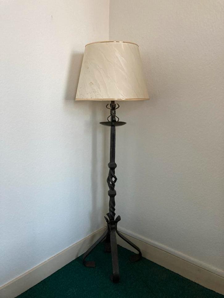 ALLEEN VANDAAG/ONLY TODAY Vintage Vloerlamp met Metalen Voet, Huis en Inrichting, Lampen | Vloerlampen, Gebruikt, 100 tot 150 cm