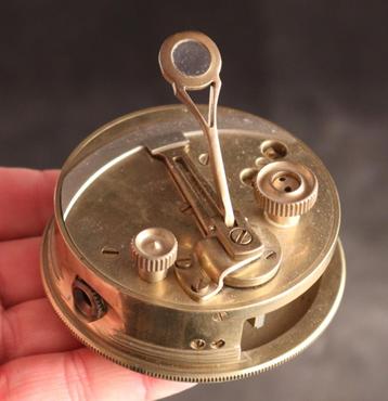 Antieke messing pocket sextant beschikbaar voor biedingen