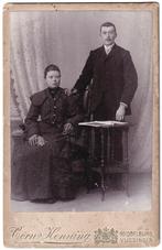 Kabinetfoto Echtpaar Man Vrouw Tafel Foto Henning Middelburg, Gebruikt, Foto, Ophalen of Verzenden, Voor 1940