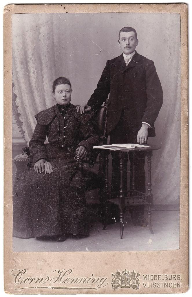 Kabinetfoto Echtpaar Man Vrouw Tafel Foto Henning Middelburg, Verzamelen, Foto's en Prenten, Gebruikt, Foto, Overige onderwerpen