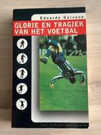 Eduardo Galeano - Glorie en tragiek van het voetbal, Boeken, Sportboeken, Balsport, Eduardo Galeano, Ophalen of Verzenden, Zo goed als nieuw