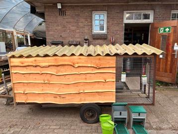 Mobiel kippenhok v lokaal hout op trailer m nachtsensor luik beschikbaar voor biedingen