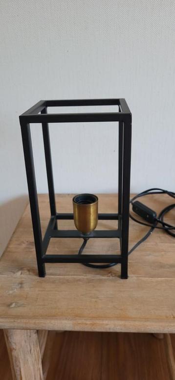 Moderne metalen tafellamp beschikbaar voor biedingen