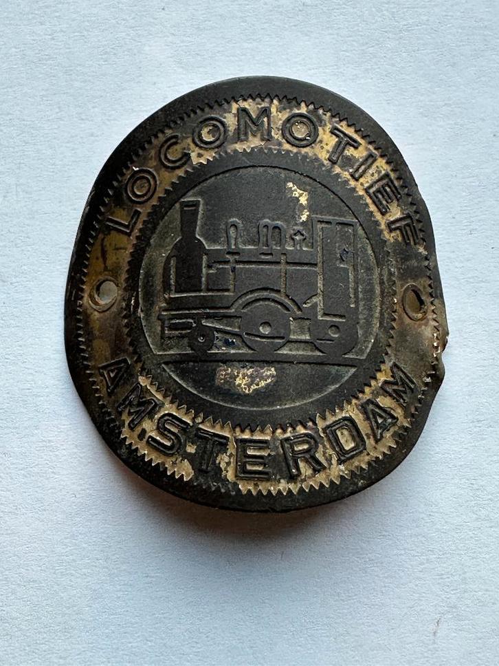 Oud balhoofdplaatje Locomotief Amsterdam. Balhoofd plaatje., Verzamelen, Merken en Reclamevoorwerpen, Gebruikt, Gebruiksvoorwerp