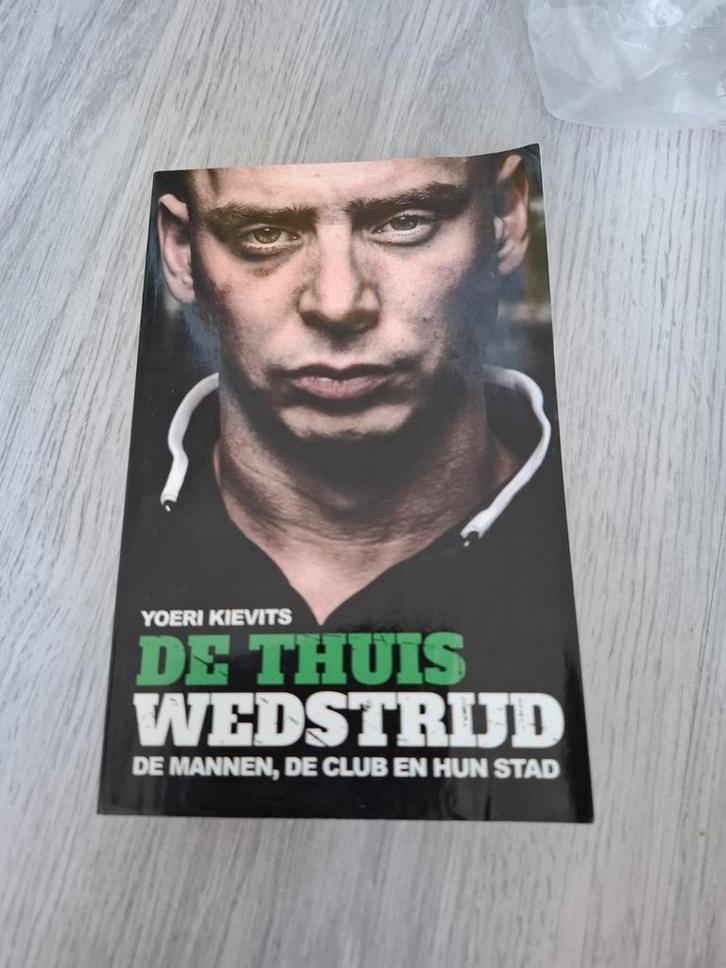 Yoeri Kievits - Voetbal Hooligan Boeken, Boeken, Overige Boeken, Gelezen, Ophalen of Verzenden