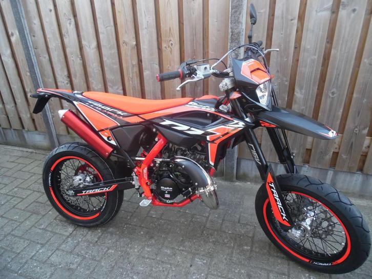 AKTIE Beta Track  2T 25 / NIEUW  E5+ 0 km Zw/rd HELM+SLOT, Fietsen en Brommers, Brommers | Derbi, Nieuw, Ophalen of Verzenden