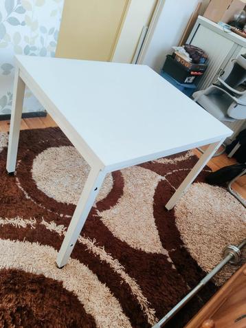 Werktafel
Werkbank
Kantoor tafels
Kantinetafels 
90 x 75 cm beschikbaar voor biedingen
