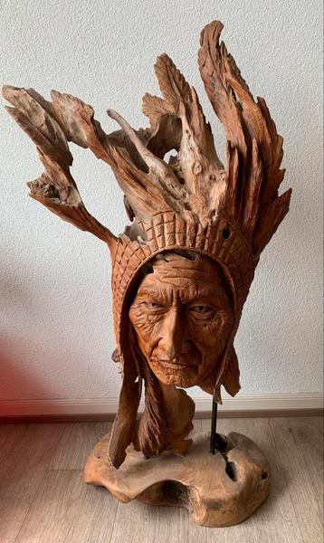zeer gedetailleerd houten indianen beeld beschikbaar voor biedingen