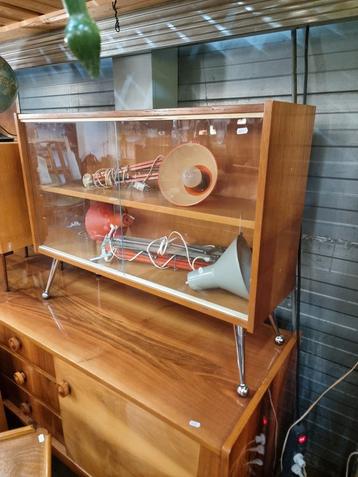 Vintage vitrinekast met chromen poten beschikbaar voor biedingen