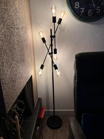 Mooie vloerlamp beschikbaar voor biedingen
