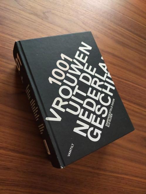 1001 vrouwen uit de Nederlandse geschiedenis (Irma Boom), Boeken, Kunst en Cultuur | Beeldend, Zo goed als nieuw, Grafische vormgeving