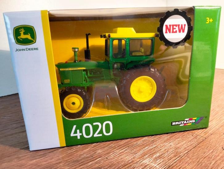 Te koop Britains John Deere 4020 4-wd met cabine ., Hobby en Vrije tijd, Modelauto's | 1:32, Nieuw, Tractor of Landbouw, Britains