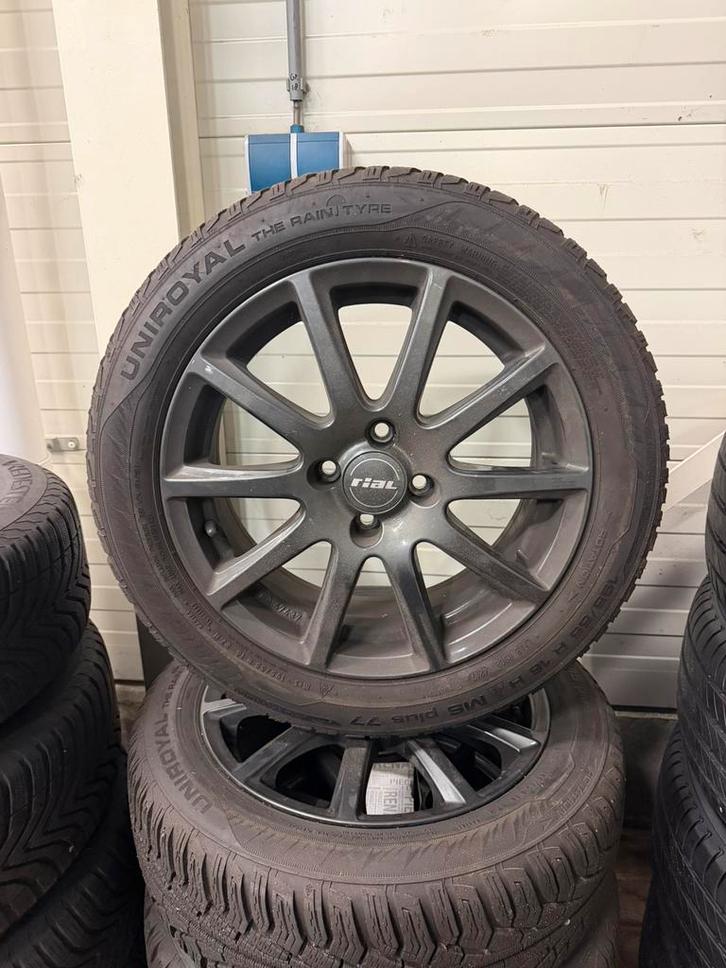 Renault Clio 16 inch winterbanden Uniroyal, Auto-onderdelen, Banden en Velgen, Banden en Velgen, Winterbanden, 16 inch, 205 mm
