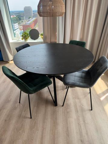Ronde zwarte tafel beschikbaar voor biedingen