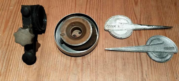 MZ 250 ES tankdop tankbadges en accubak knopje, Motoren, Onderdelen | Overige, Verzenden