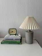 Tafellamp Steenachtige textuur met geplooide kap, Huis en Inrichting, Lampen | Tafellampen, Ophalen of Verzenden, Zo goed als nieuw