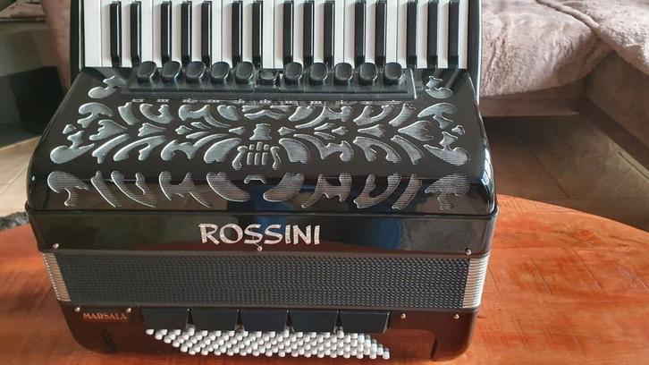 Te koop, Rossini Accordeon 96 bas, 4-korig in nieuwstaat, Muziek en Instrumenten, Accordeons, Ophalen