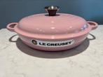 NIEUWE Le Creuset Campagnard 26 cm Chiffon Pink, Gietijzer, Nieuw, Ophalen of Verzenden, Keramische plaat