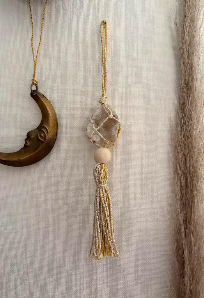 Hanger Bergkristal geode macramé edelsteenhanger muurhanger, Huis en Inrichting, Woonaccessoires | Overige, Nieuw, Ophalen of Verzenden