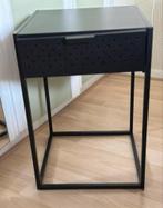Zwarte metalen nachtkast / JYSK Virum nachtkastje, Minder dan 45 cm, Metaal of Aluminium, Zo goed als nieuw, 55 tot 70 cm