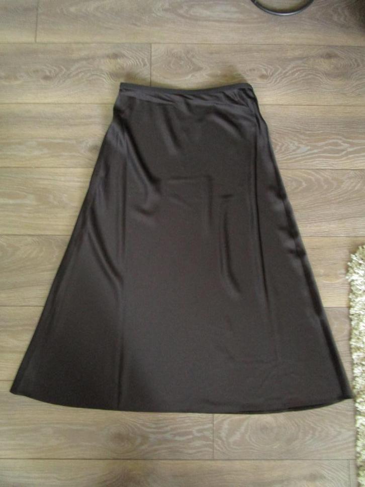 Nieuwe satijnachtige zwarte rok merk Uniqlo maat L, Kleding | Dames, Rokken, Nieuw, Maat 42/44 (L), Zwart, Onder de knie, Verzenden