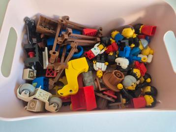 Bak vintage LEGO ongesorteerd, mini figuren, accessoires beschikbaar voor biedingen