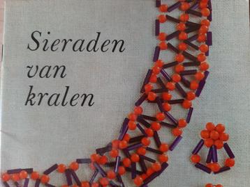 sieraden van kralen beschikbaar voor biedingen