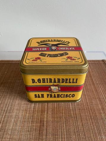 Vierkante opslag tin van D. Ghirardelli beschikbaar voor biedingen