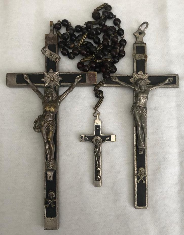 2 Klooster kruisbeelden & Rozenkrans met  Schedel van Adam, Antiek en Kunst, Antiek | Religie, Ophalen of Verzenden