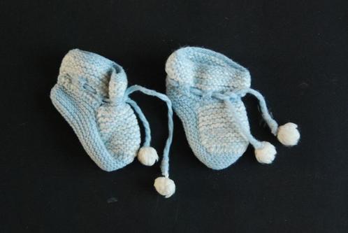Brocante wollen baby slofjes / sokjes met pompoms 60s, Kinderen en Baby's, Babykleding | Schoentjes en Sokjes, Gebruikt, Jongetje of Meisje