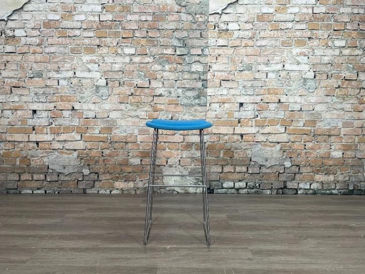 Cappellini Hi Pad Stool blauw II bij TheReSales, Huis en Inrichting, Barkrukken, Zo goed als nieuw, 60 tot 90 cm, Metaal, 1 kruk