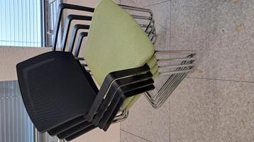 4 stapelbare stoelen  beschikbaar voor biedingen