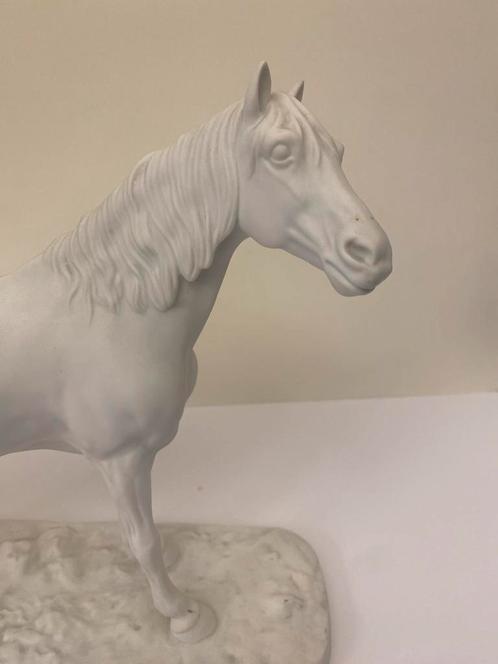 Wit Porseleinen Paardenbeeld - VISTA ALEGRE ATLANTIS SA, Antiek en Kunst, Kunst | Beelden en Houtsnijwerken, Ophalen of Verzenden