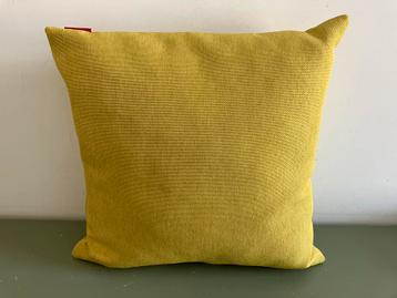 ZGAN! Innovation living sierkussen okergeel vierkant beschikbaar voor biedingen