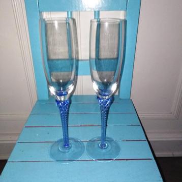 Champagneglazen op een blauwe gevlochten voet set van 2 beschikbaar voor biedingen
