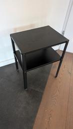 Zwart bijzettafeltje met 2 lagen, Huis en Inrichting, Tafels | Bijzettafels, Minder dan 55 cm, Metaal of Aluminium, Vierkant, Zo goed als nieuw