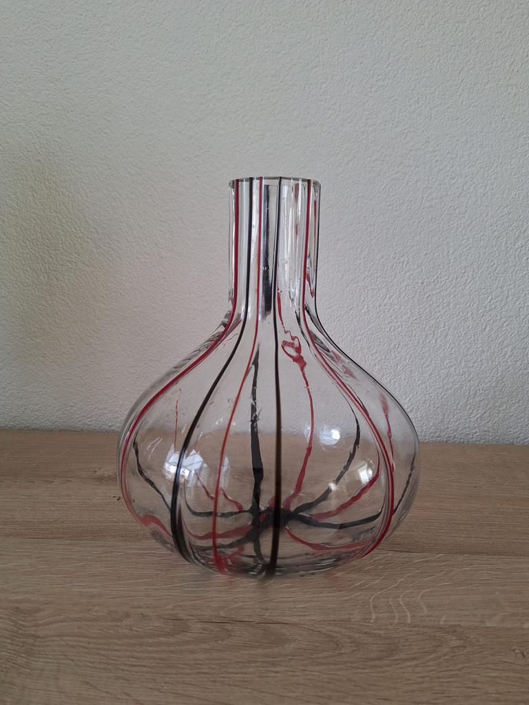 Super Mooie Fidrio vaas zwart met rode strepen, Huis en Inrichting, Woonaccessoires | Vazen, Zo goed als nieuw, Zwart, Minder dan 50 cm