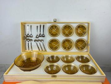 Vintage servies kommetjes met lepels in de doos beschikbaar voor biedingen