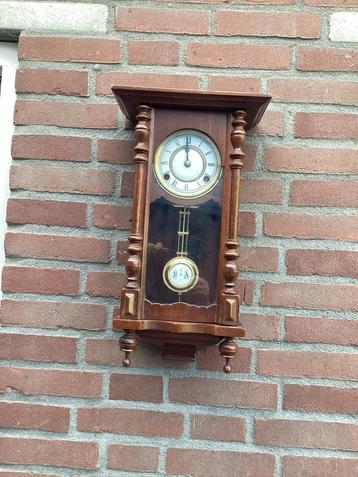 Antieke Wandklok met Slinger beschikbaar voor biedingen