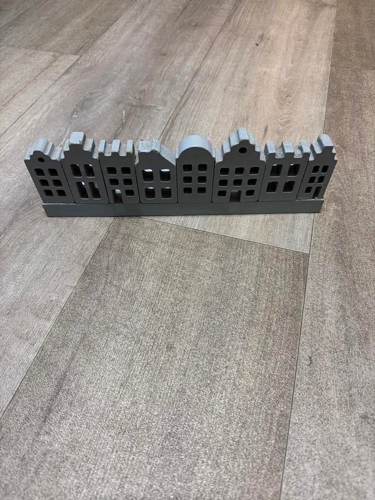 Houten Kandelaar in de vorm van Amsterdamse huisjes, Ophalen of Verzenden, Zo goed als nieuw, Grijs, Hout